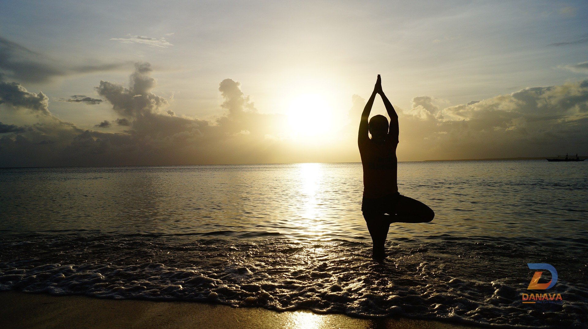 Yoga bên bờ biển lúc bình minh