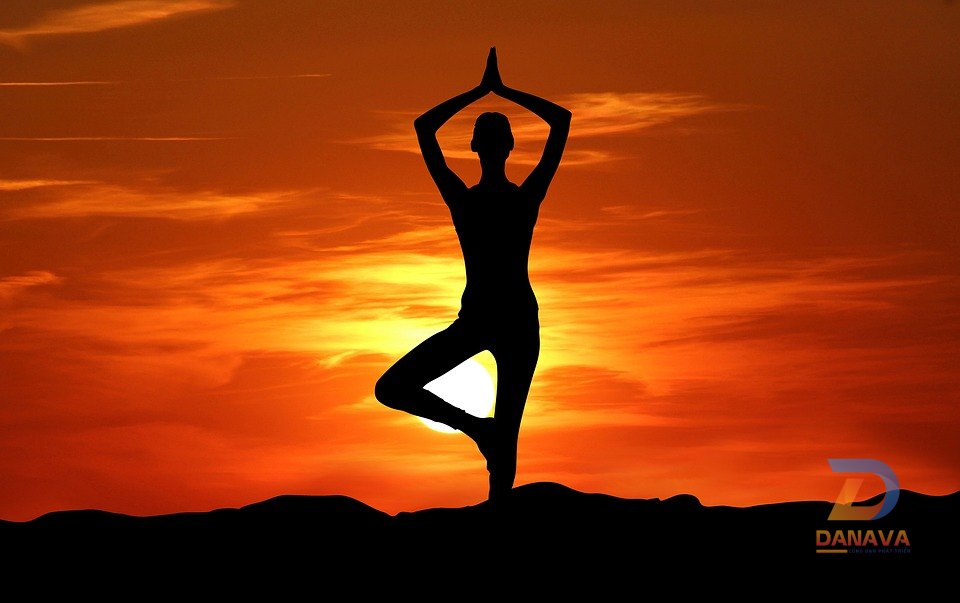 Người tập yoga thư giãn thoải mái