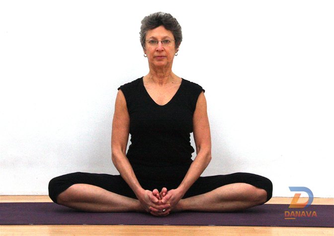 Tư thế Móc Câu Hẹp (Baddha Konasana): Mở háng, dẻo hông