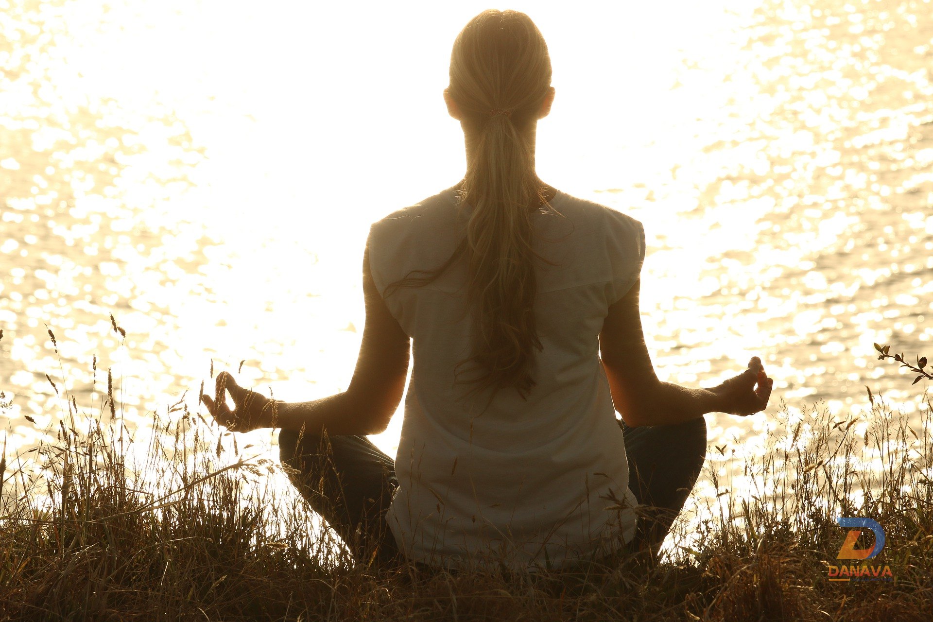 Thiền định trên thảm tập yoga