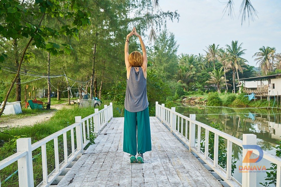 Phụ nữ thư giãn sau buổi tập yoga