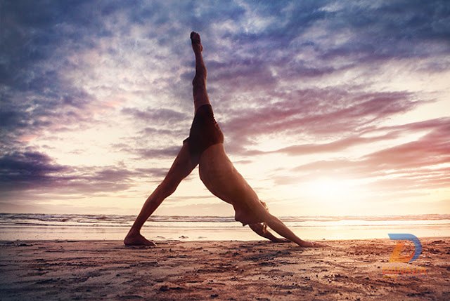 Đàn ông thực hiện tư thế yoga