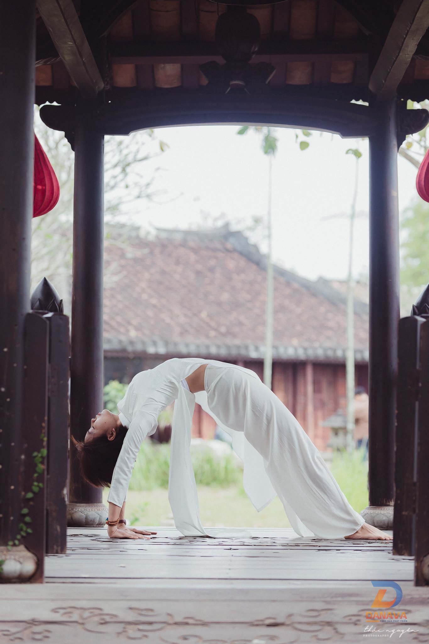 Người tập yoga thực hành tư thế ngã sau đúng kỹ thuật