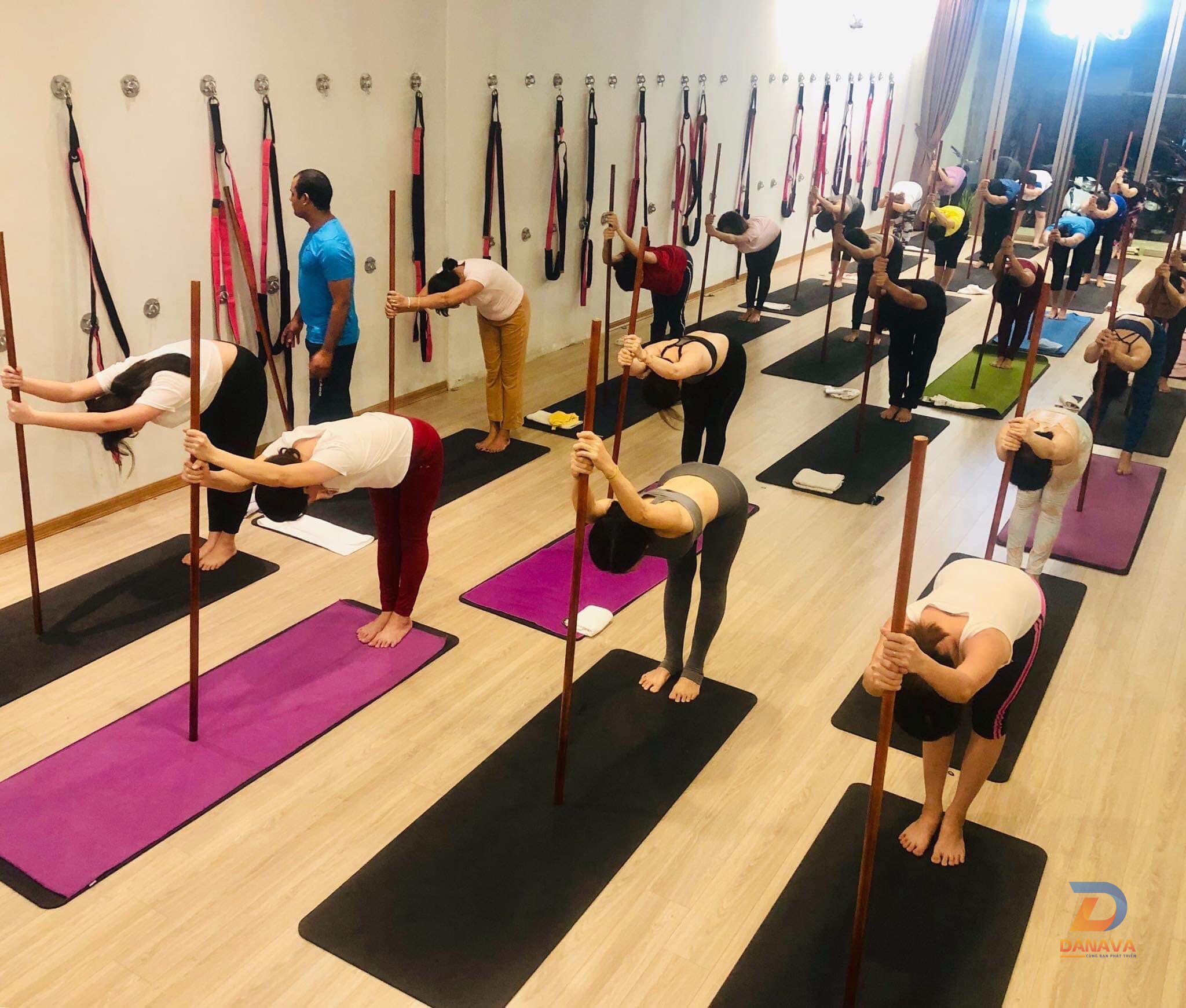 Học viên tập yoga tại Aro