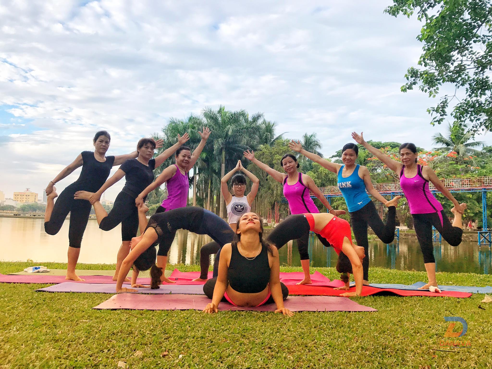 Học viên tập luyện tại Yoga LeVas