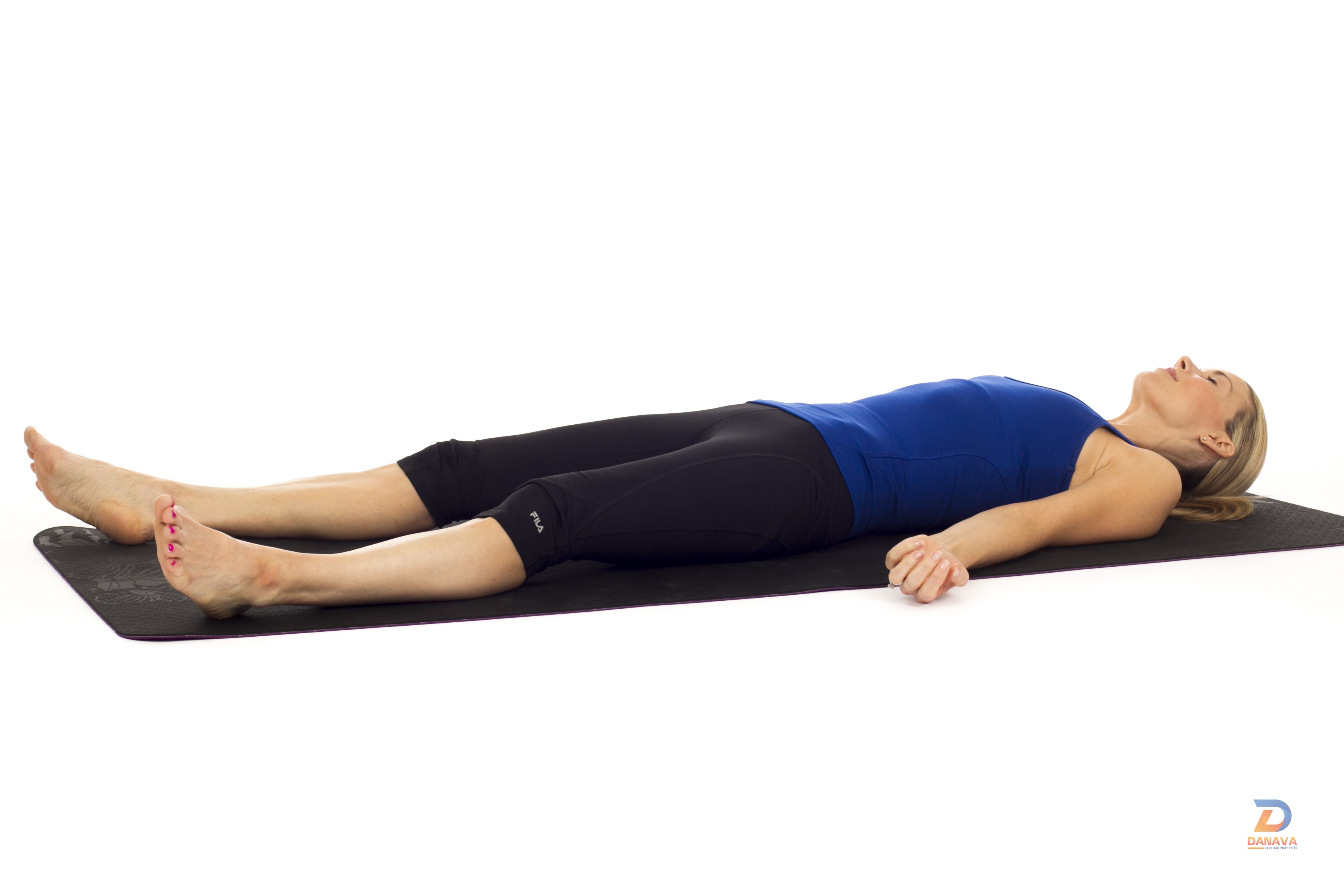 Tư thế Xác chết Savasana trên thảm tập