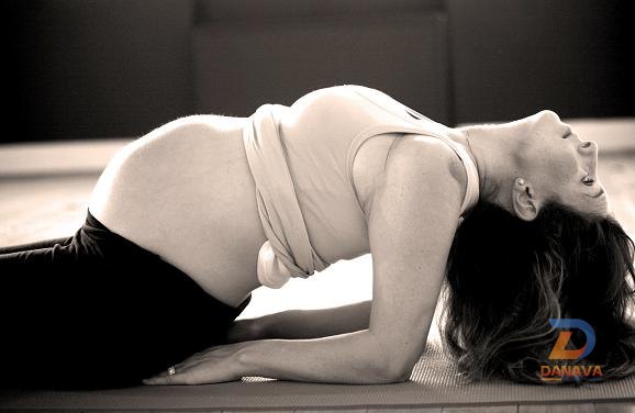 Phụ nữ mang thai tập yoga