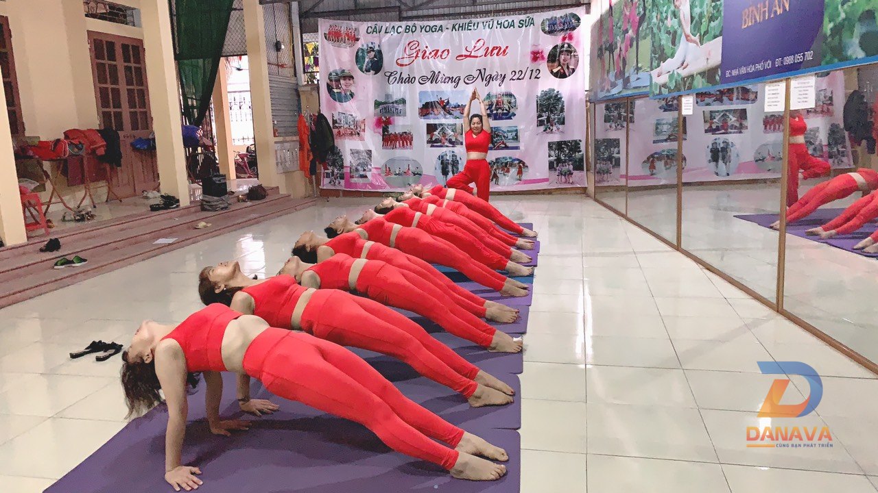 Nhóm học viên tập yoga cùng nhau
