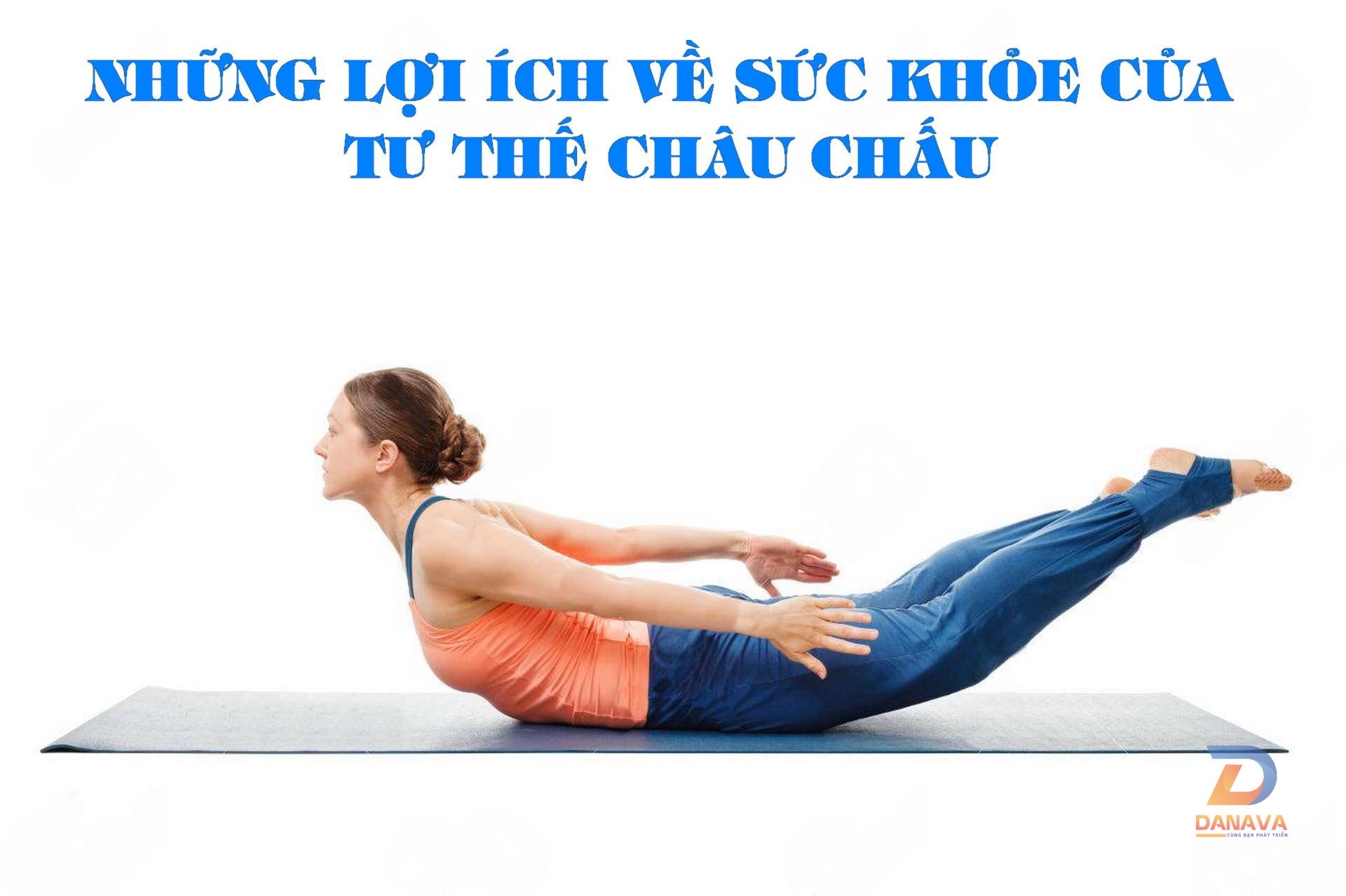 Người tập thực hiện tư thế Châu Chấu trên thảm