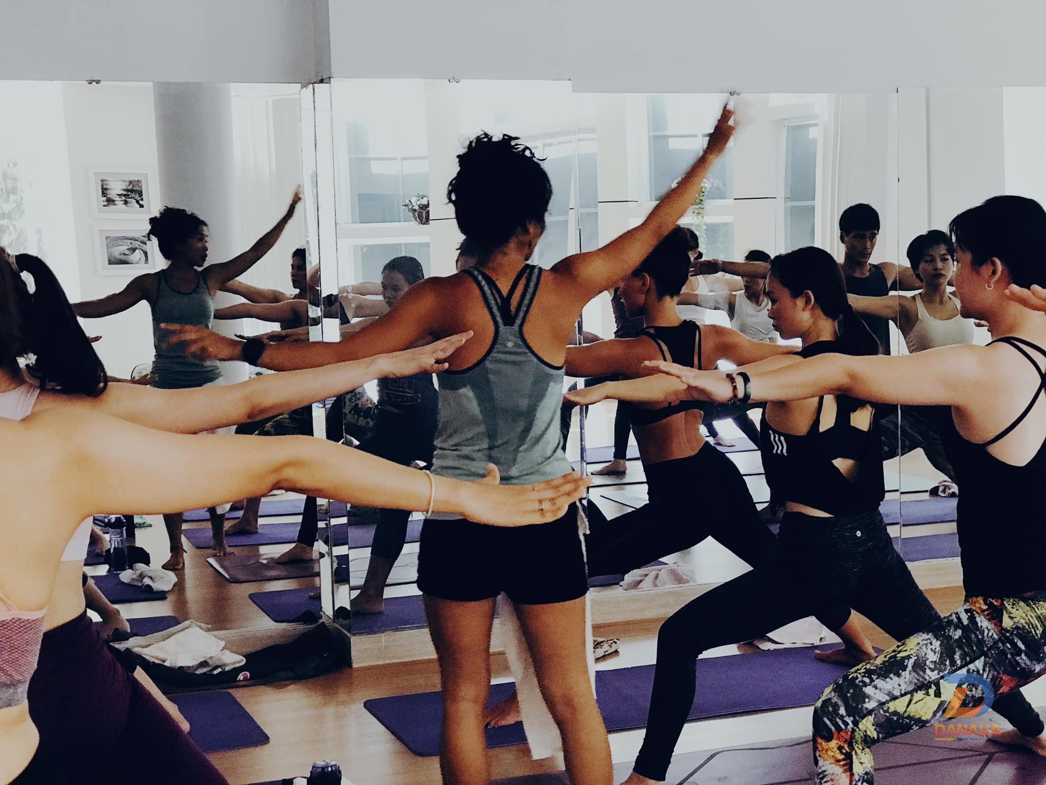 Buổi tập yoga tại câu lạc bộ