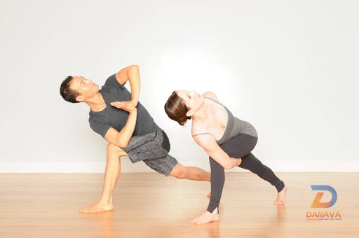 Tư thế Vặn người sang một bên (Parivrtta Parsvakonasana): Sức mạnh và sự dẻo dai