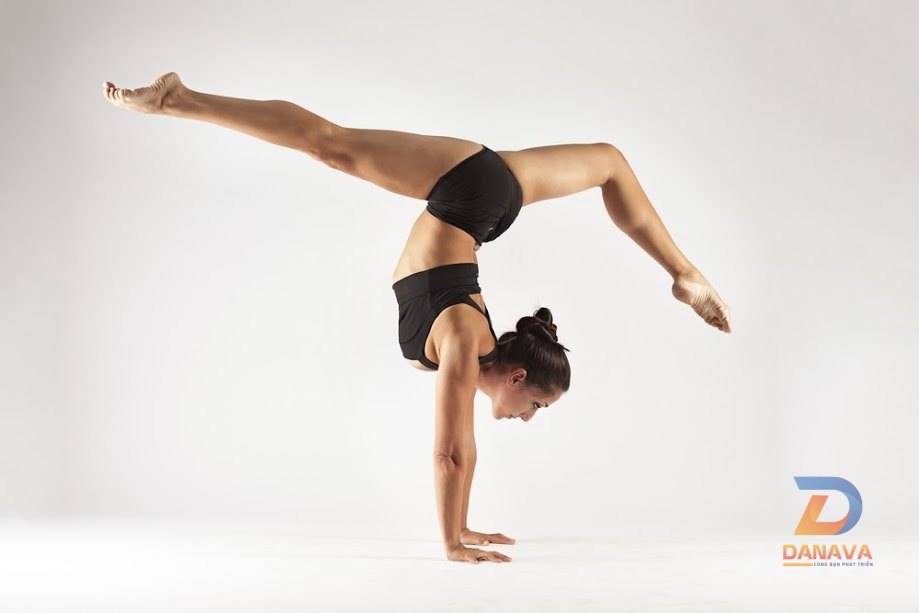 Tư thế thăng bằng bằng tay trong yoga