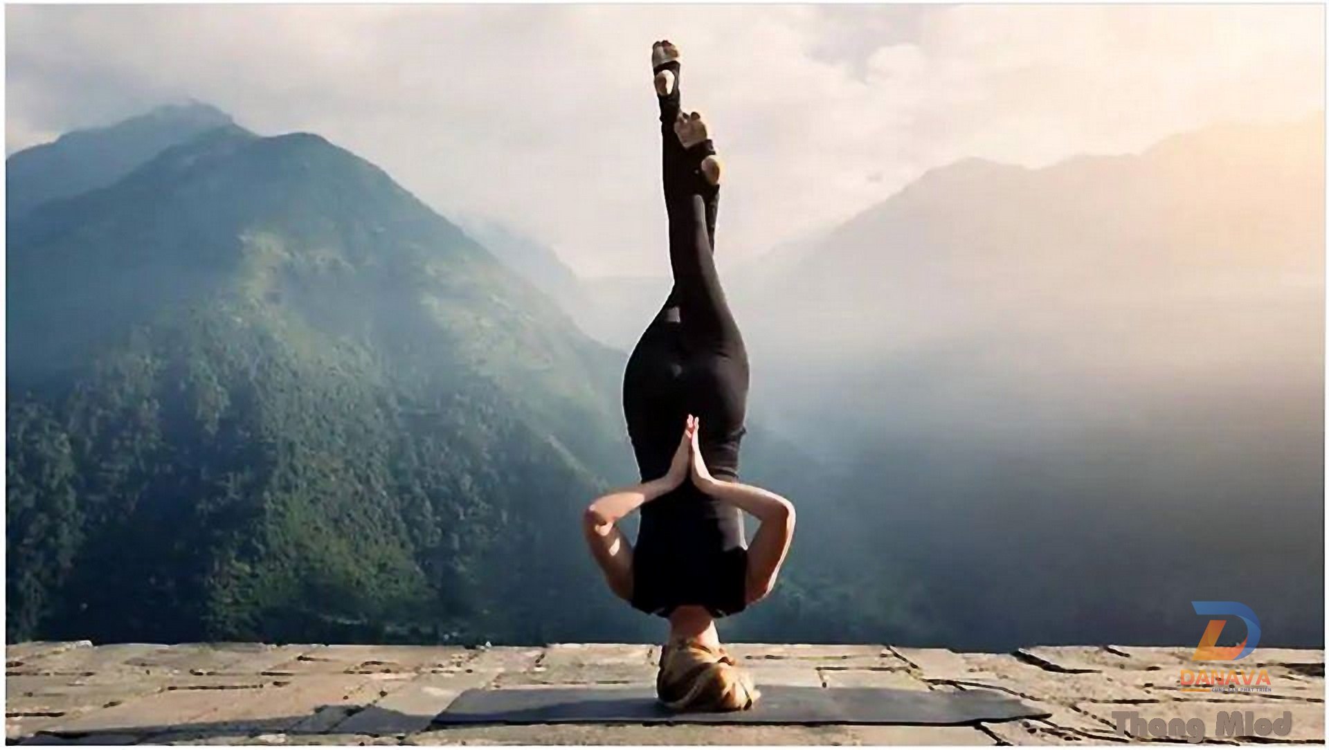 Người thực hành tư thế đứng bằng đầu