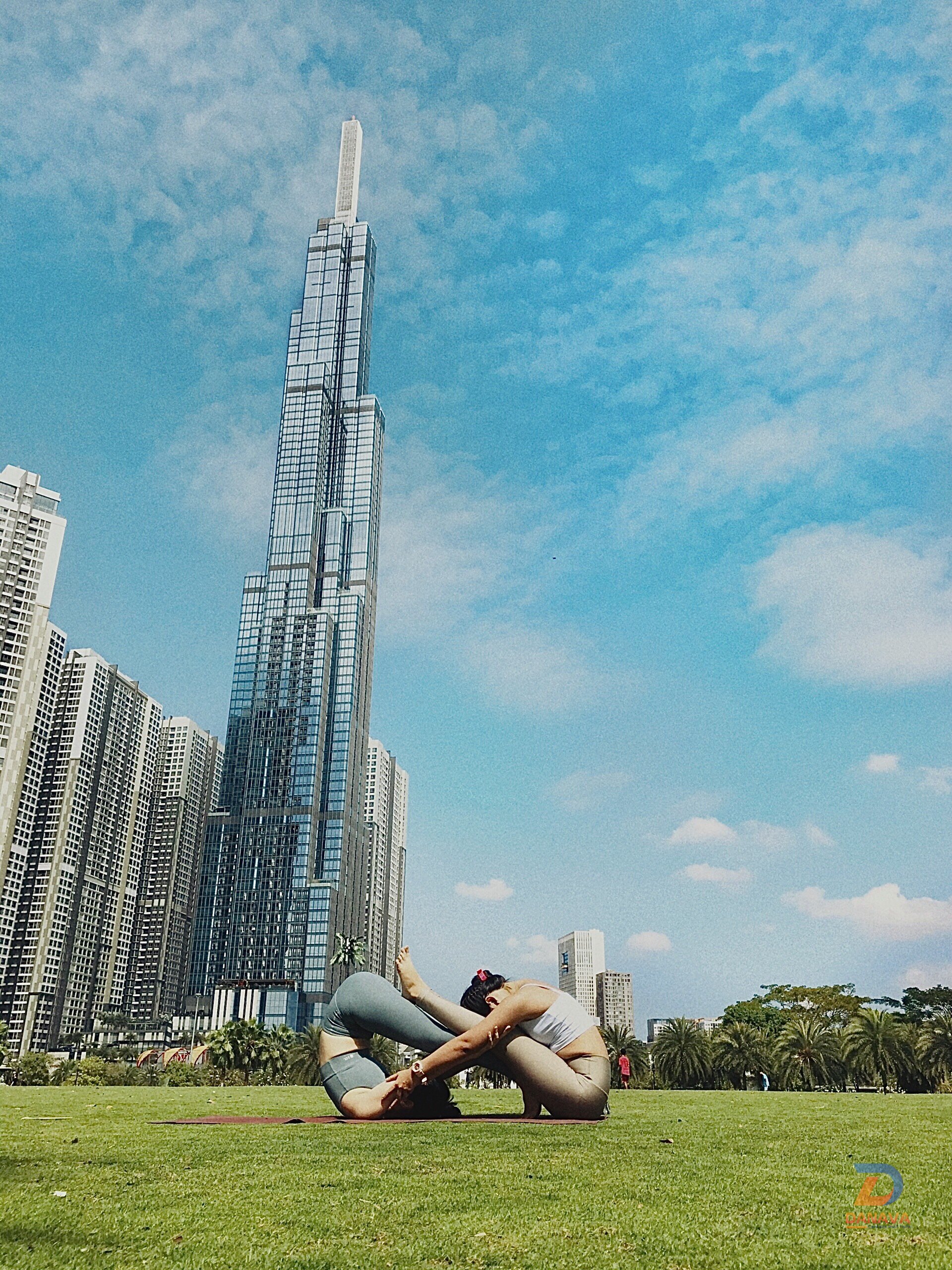 Người trụ nâng đỡ người bay trong tư thế Acro Yoga