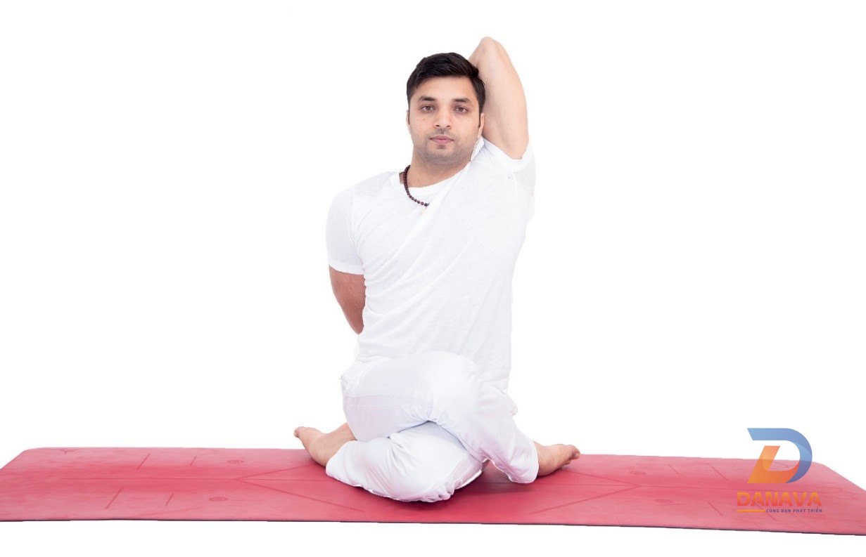 Tư thế Mặt Bò (Gomukhasana): Mở vai, nở ngực
