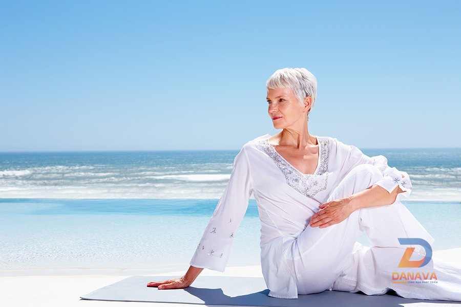 Người cao tuổi tập yoga