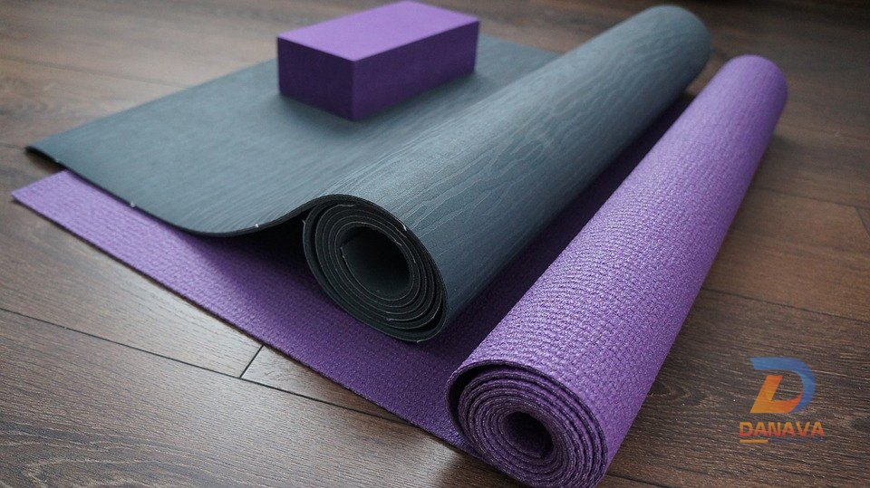 Cuộn và bảo quản thảm yoga