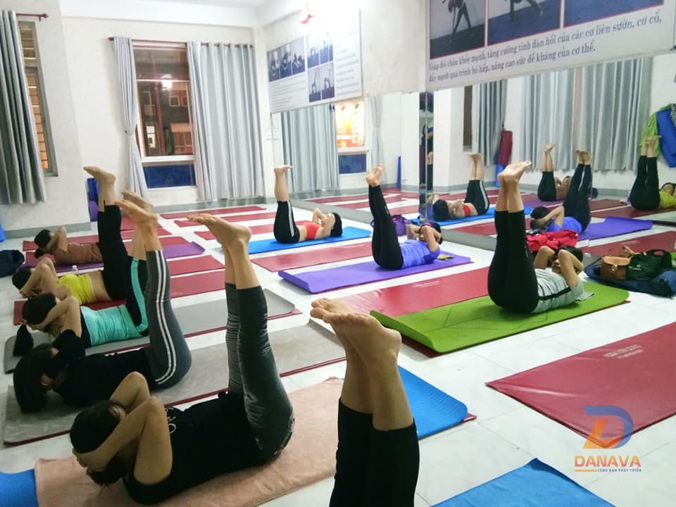 Lớp học Yoga đa dạng tư thế tại Yoga Kim Dung