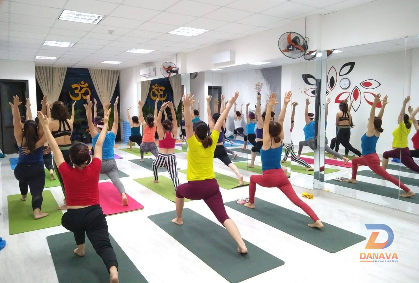 Buổi tập yoga ngoài trời của TYRA Yoga