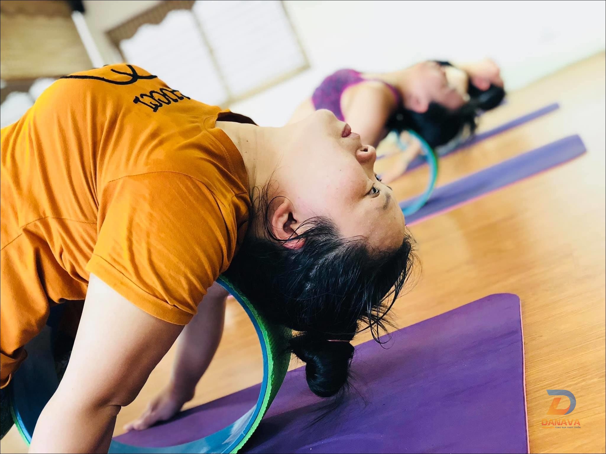 Căn chỉnh khớp gối trong tư thế đứng yoga