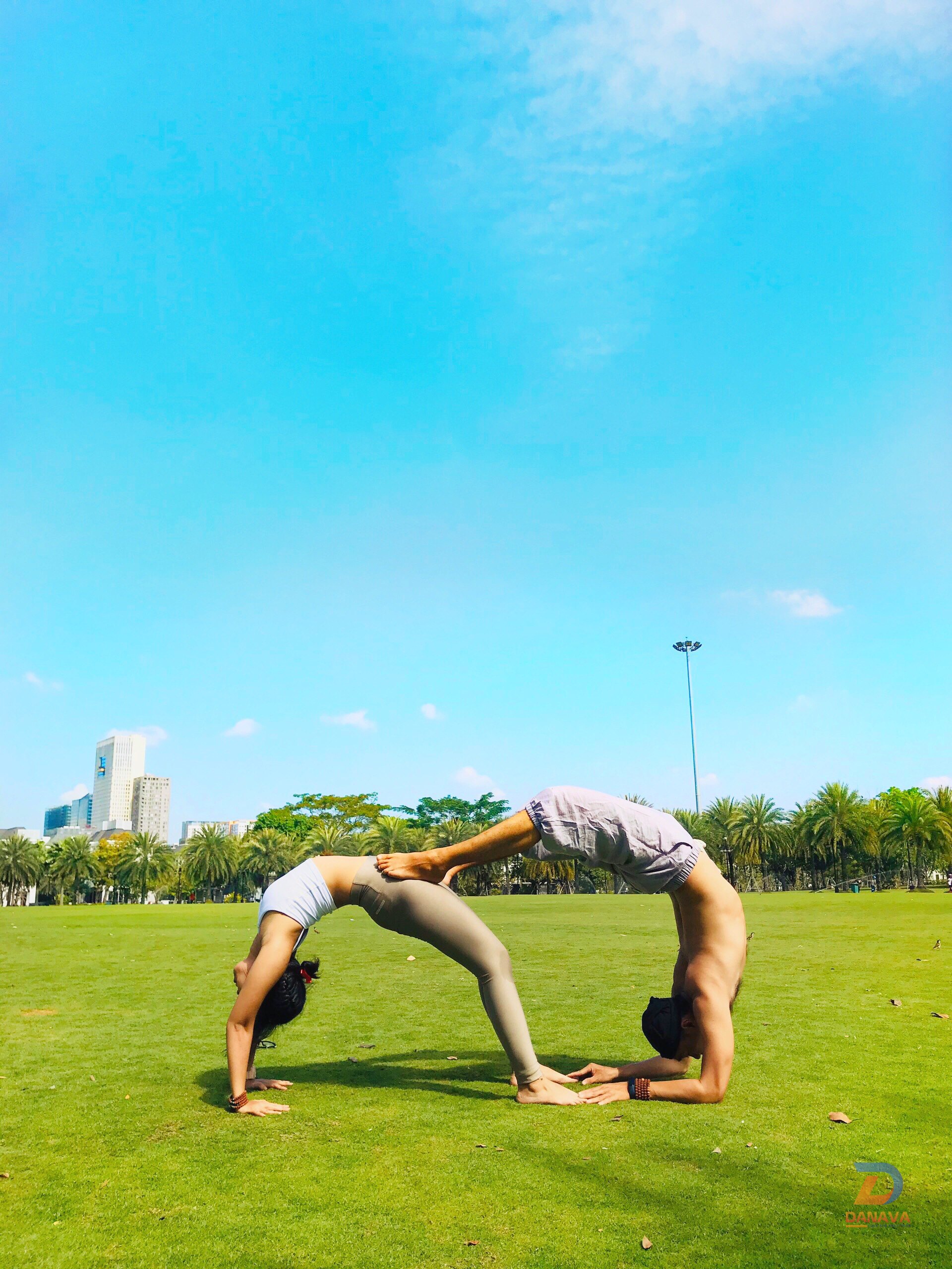Nhóm bạn cùng nhau luyện tập Acro Yoga vui vẻ