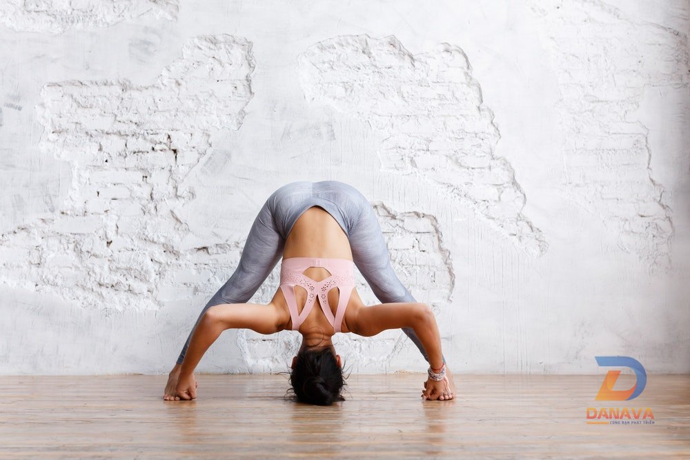 Tư thế Gập người chân rộng (Prasarita Padottanasana): Xóa căng thẳng lưng và chân