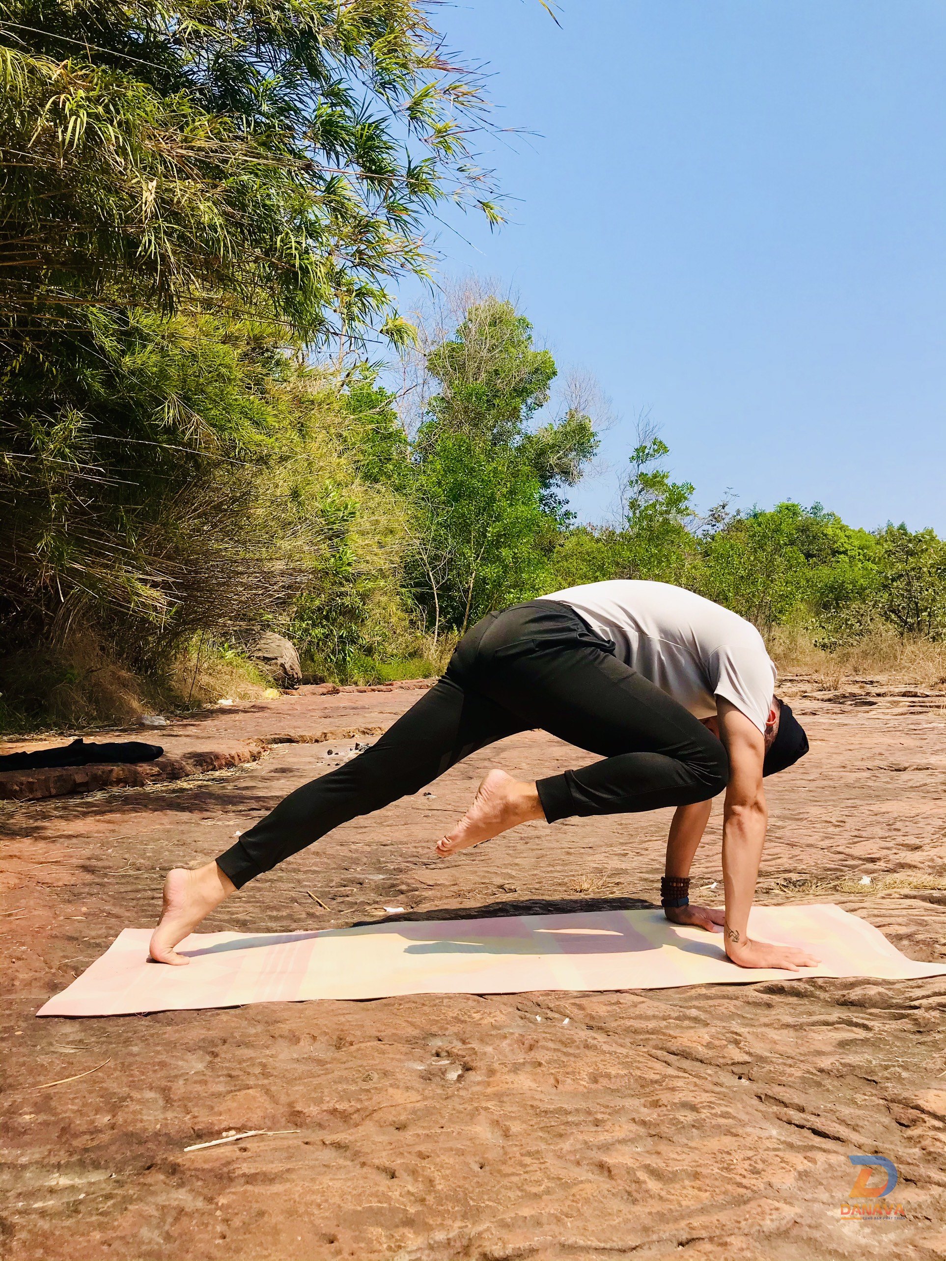 Nam giới luyện tập yoga với tư thế mạnh mẽ