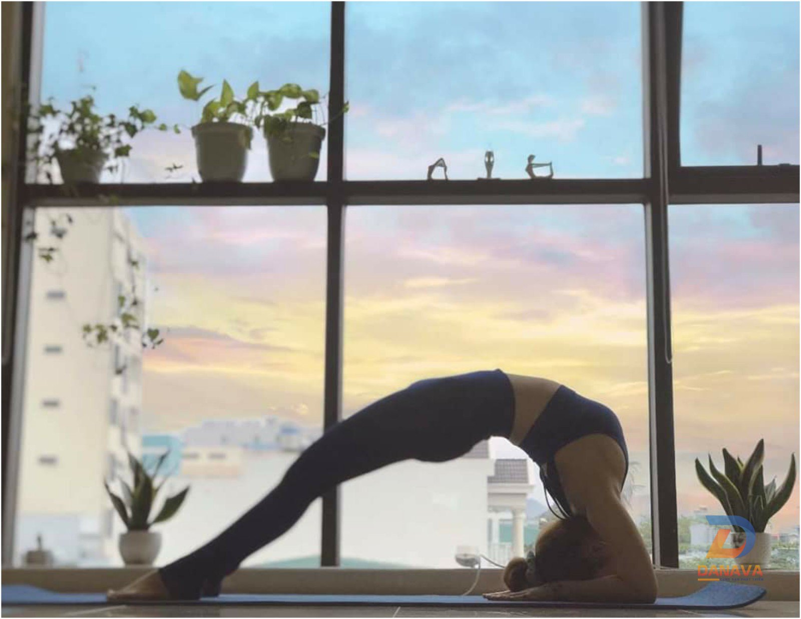 Học viên tập luyện tại HKLife Yoga