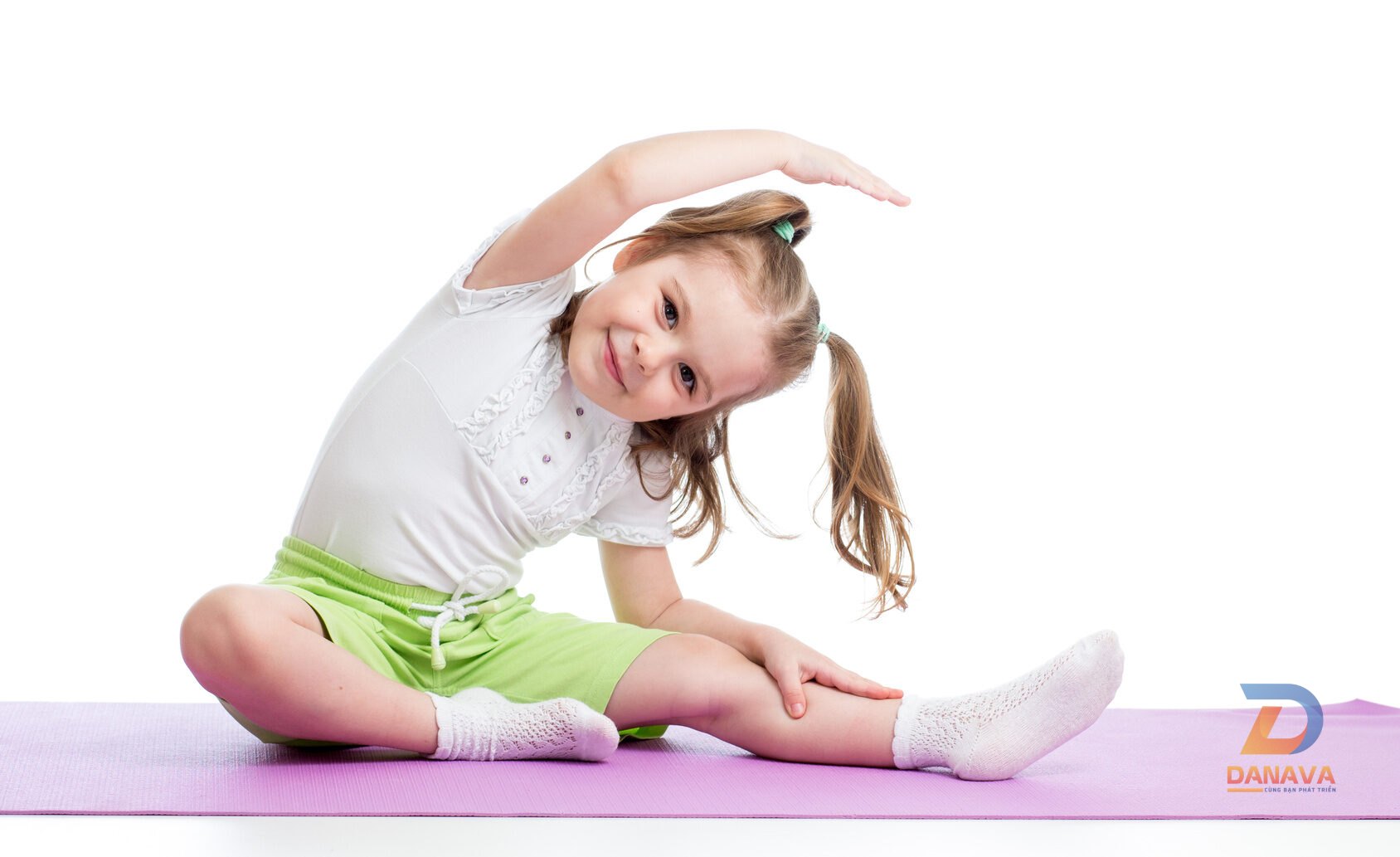 Bé tập yoga cùng bạn