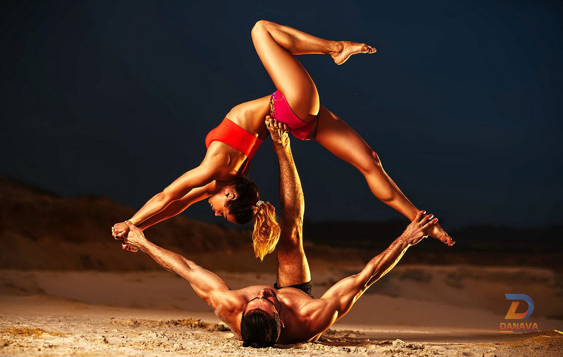 Huấn luyện viên hướng dẫn học viên trong lớp yoga