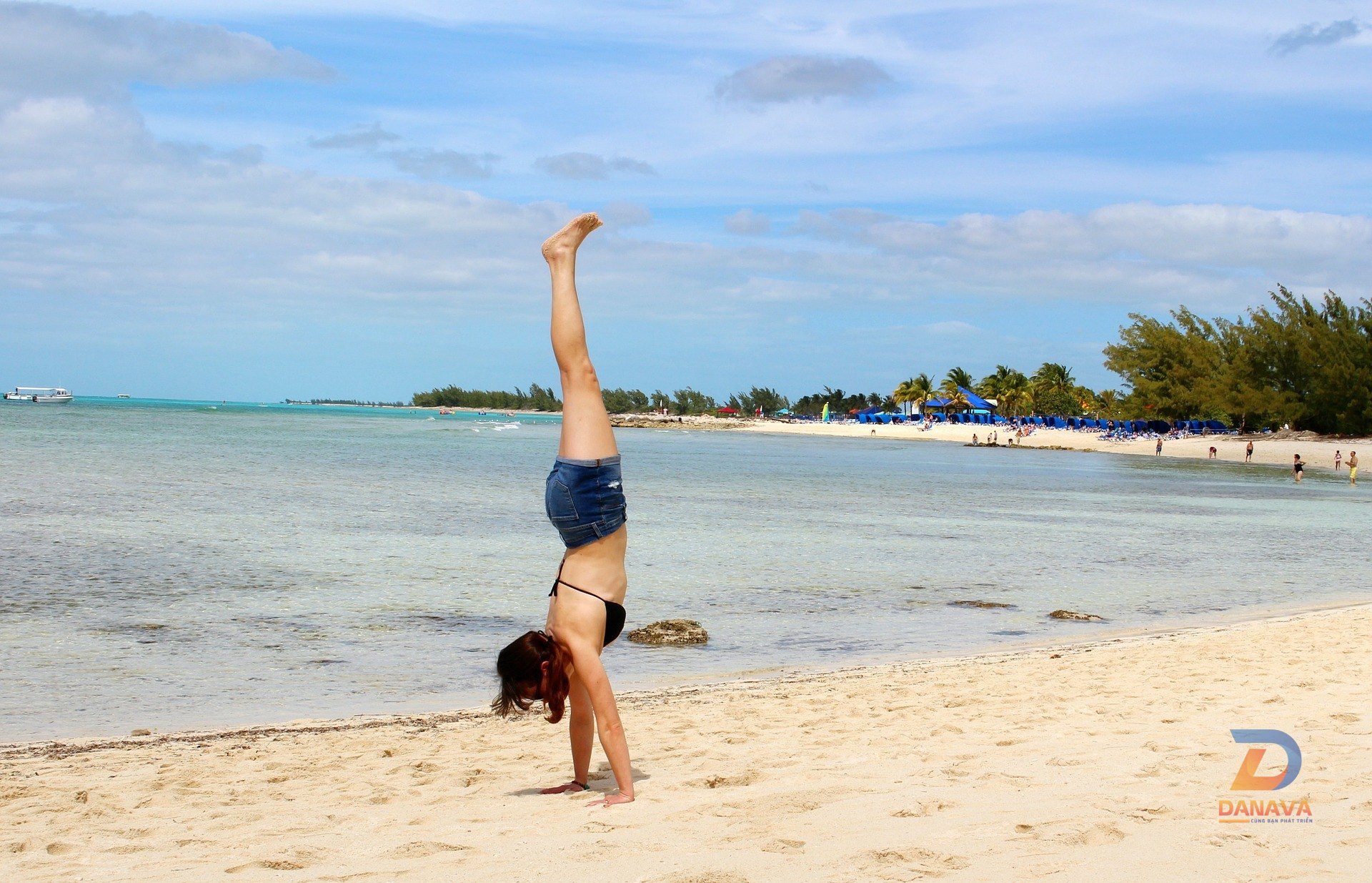 Người tập yoga thư giãn bên bờ biển