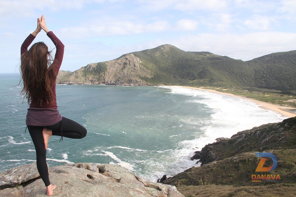 Người tập yoga khởi động cẩn thận