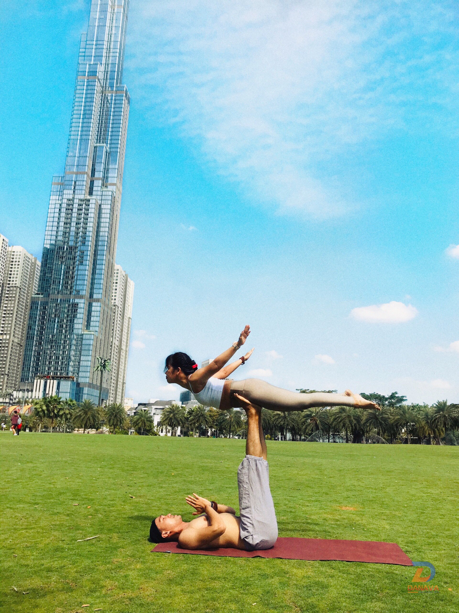Cặp đôi tập Acro Yoga với tư thế bay trên không