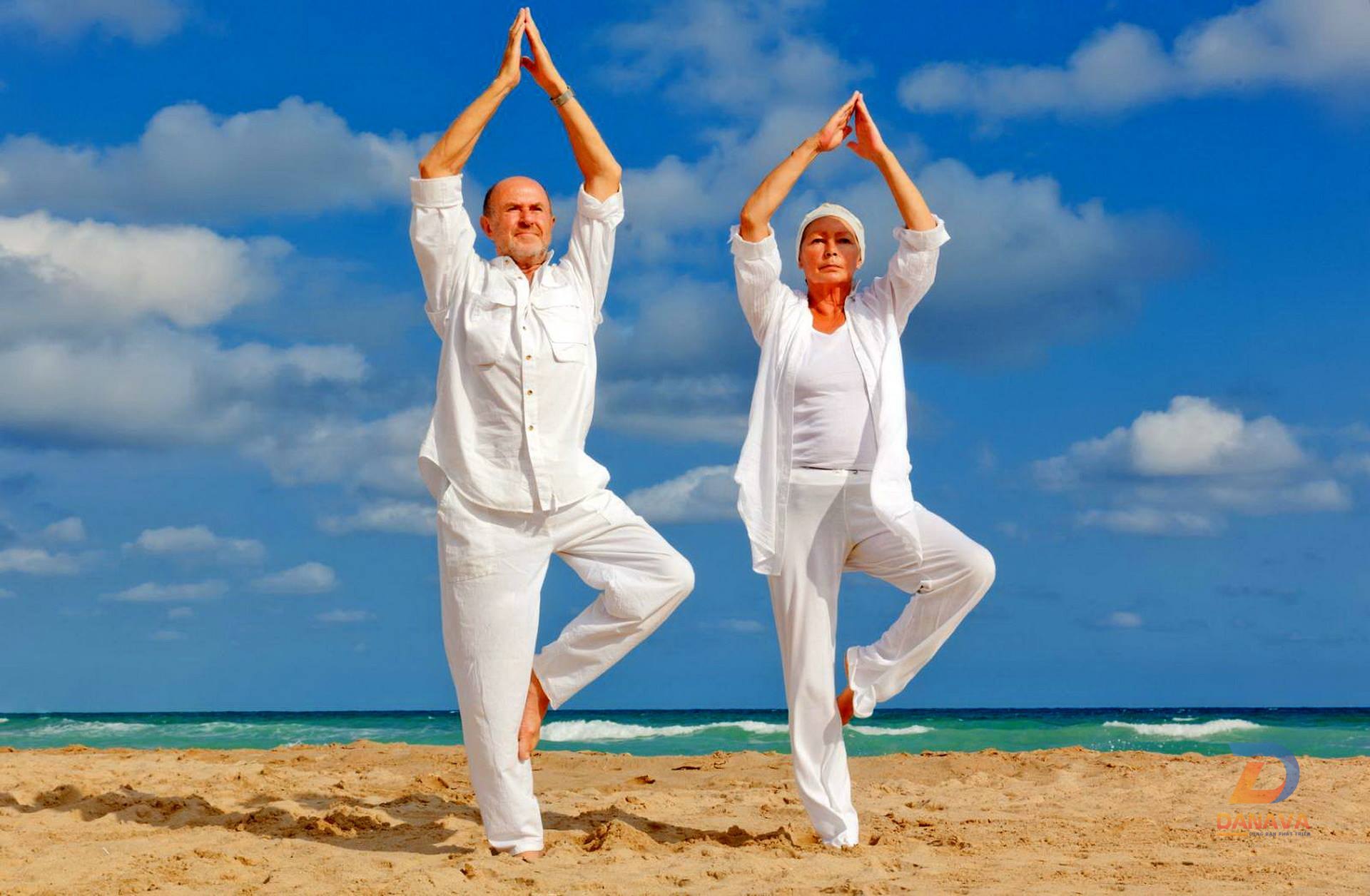 Người lớn tuổi tập yoga giữ linh hoạt