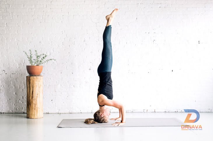Tư thế Đứng bằng đầu Shirshasana