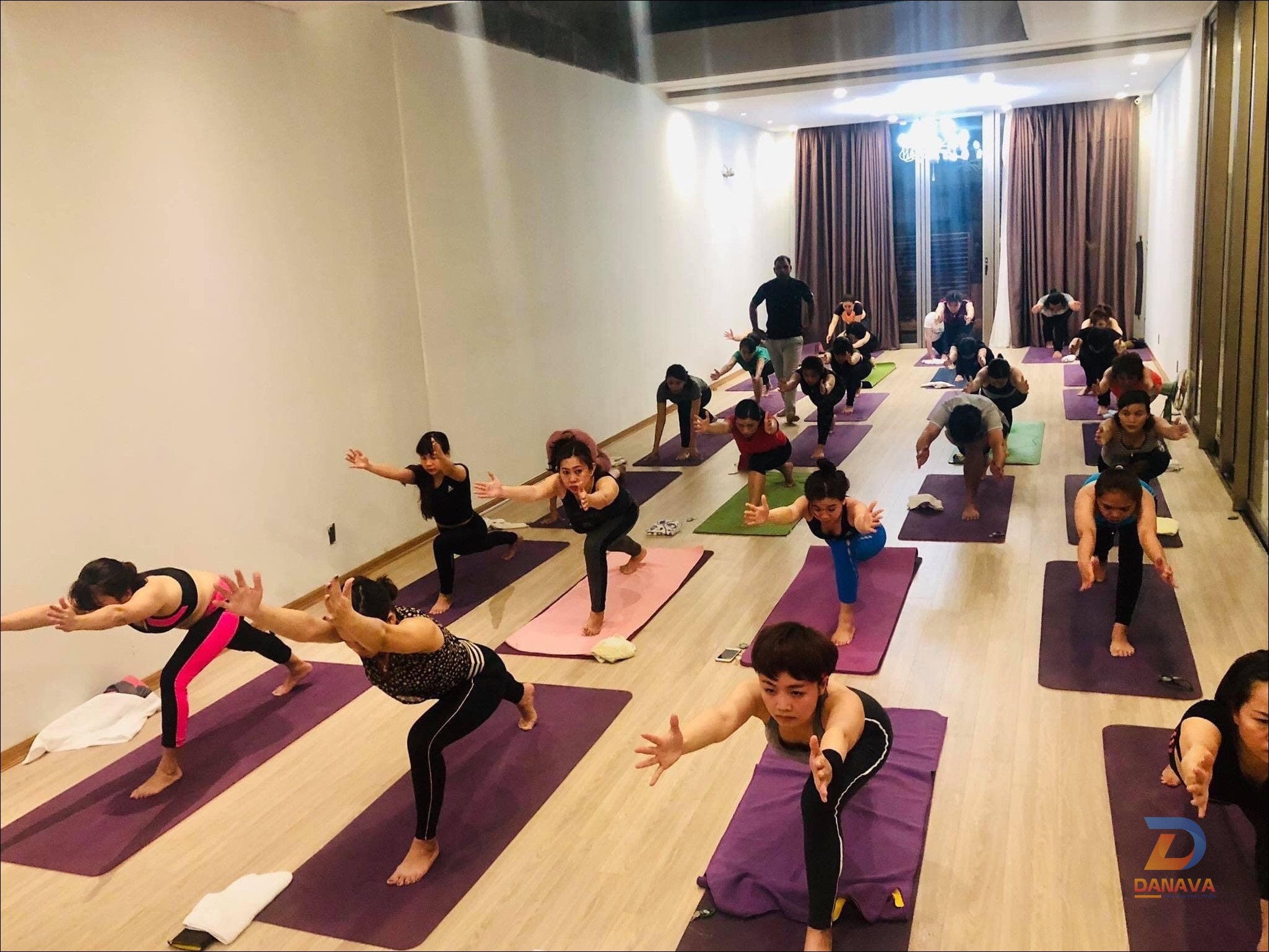Người tập yoga hít thở không khí trong lành