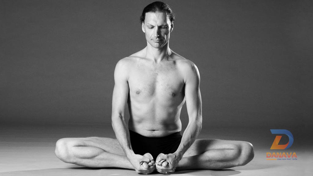 Gregor Maehle thực hành tư thế yoga
