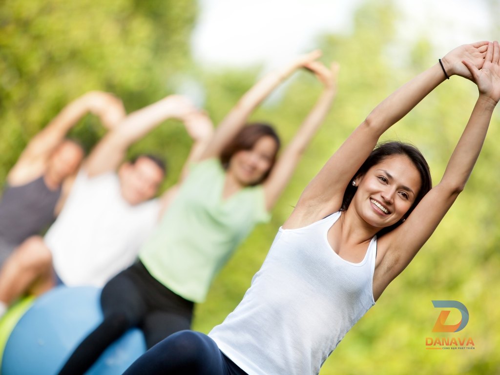 Người phụ nữ tập yoga thư giãn
