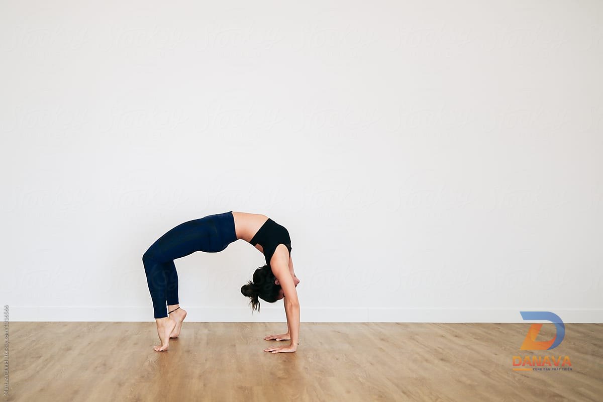 Tư thế ngã sau backbend trong yoga