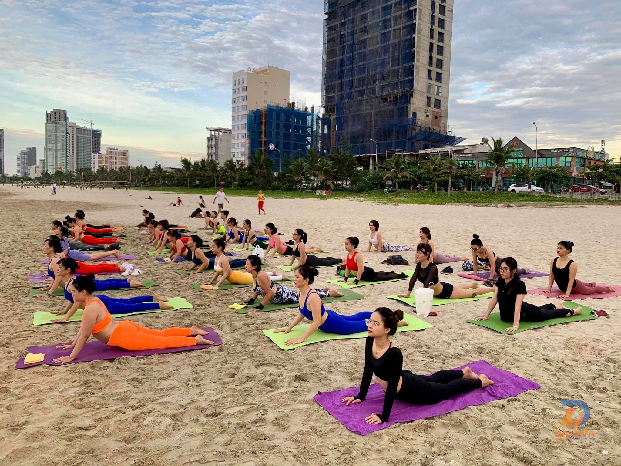 Học viên thực hành động tác Yoga