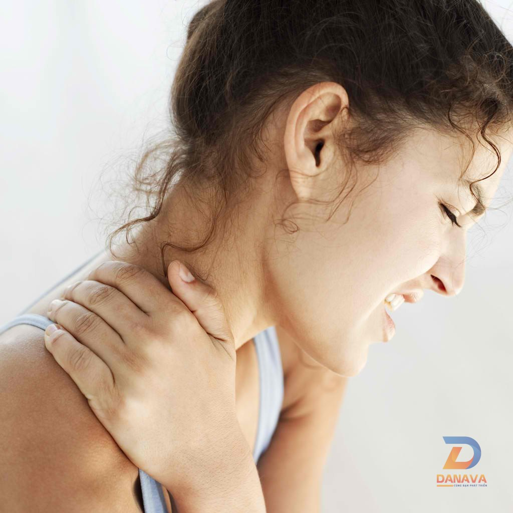 Người bị mỏi vai do ngồi làm việc lâu