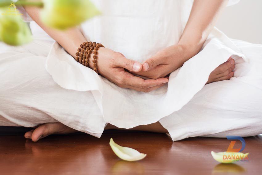 Người phụ nữ ngồi thiền tìm sự bình an