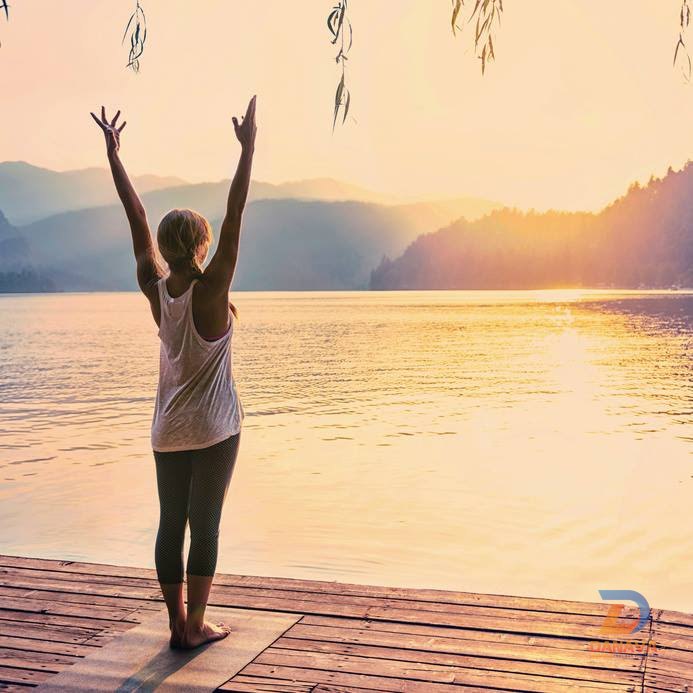 Tập Yoga bên mặt hồ