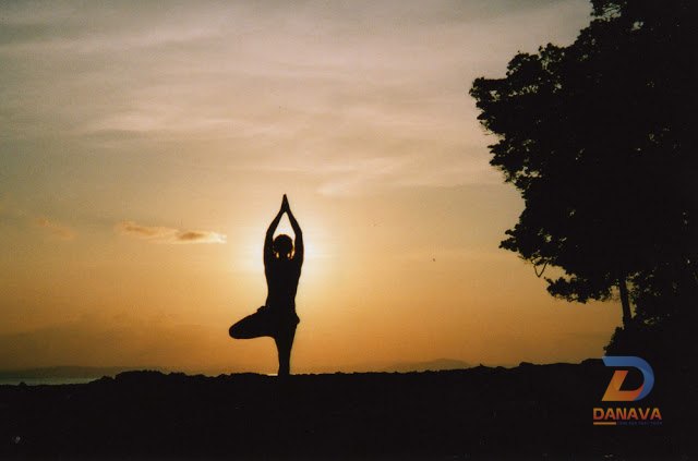 Tư thế Cái cây (Tree Pose): Đứng vững như một thân cây