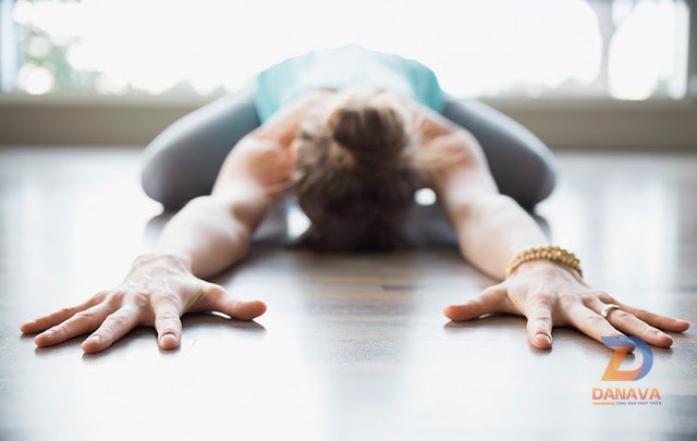 Người tập giữ tư thế yoga tĩnh lặng