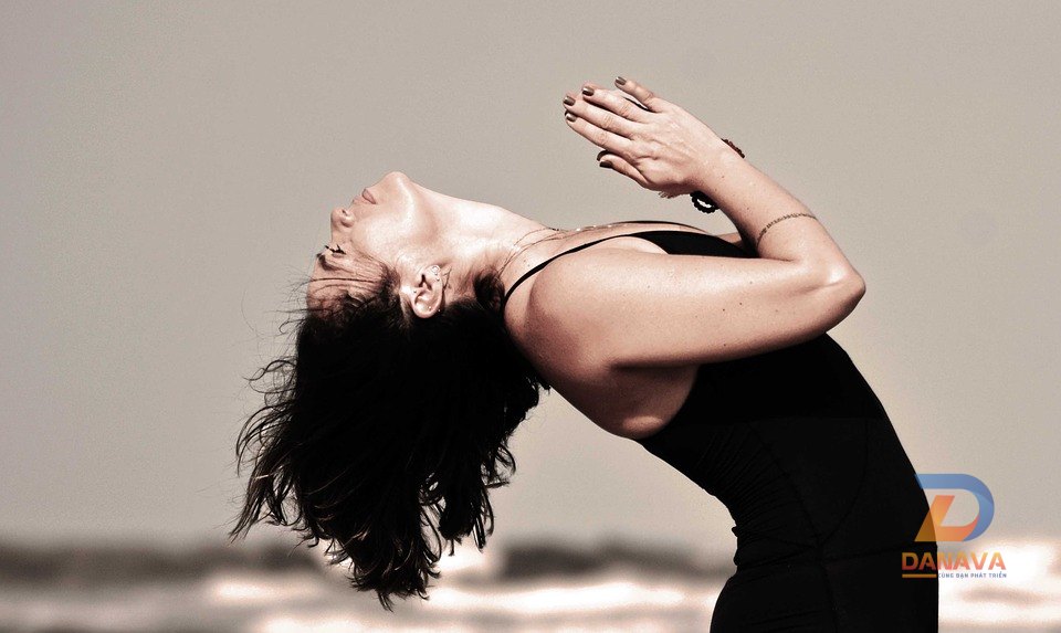 Người tập yoga thiền định lúc hoàng hôn