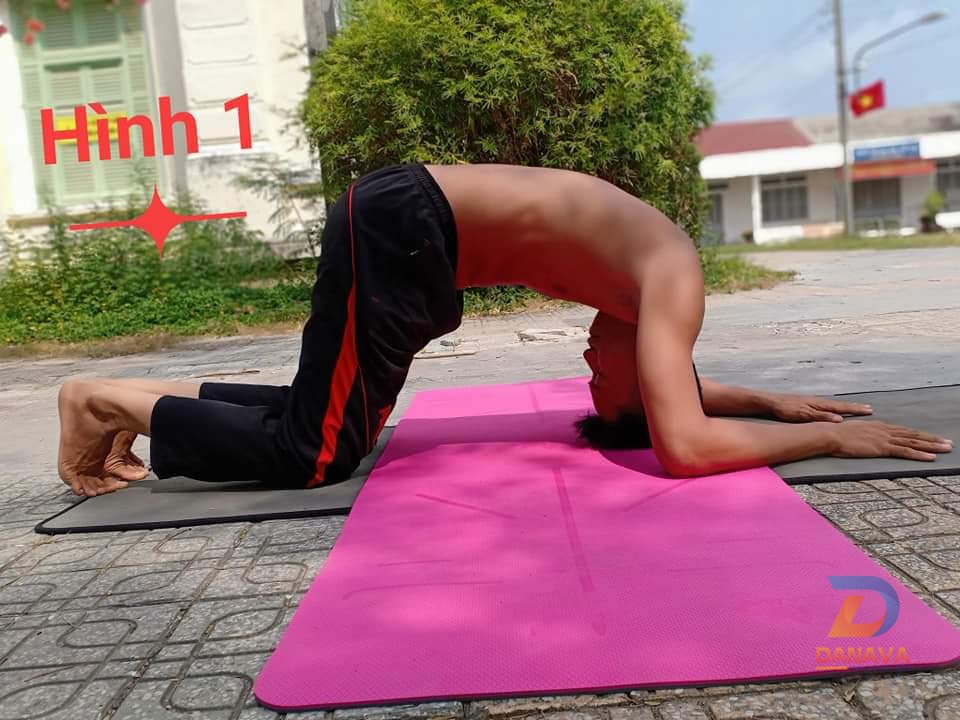 Khởi động khớp cổ trước khi tập headstand