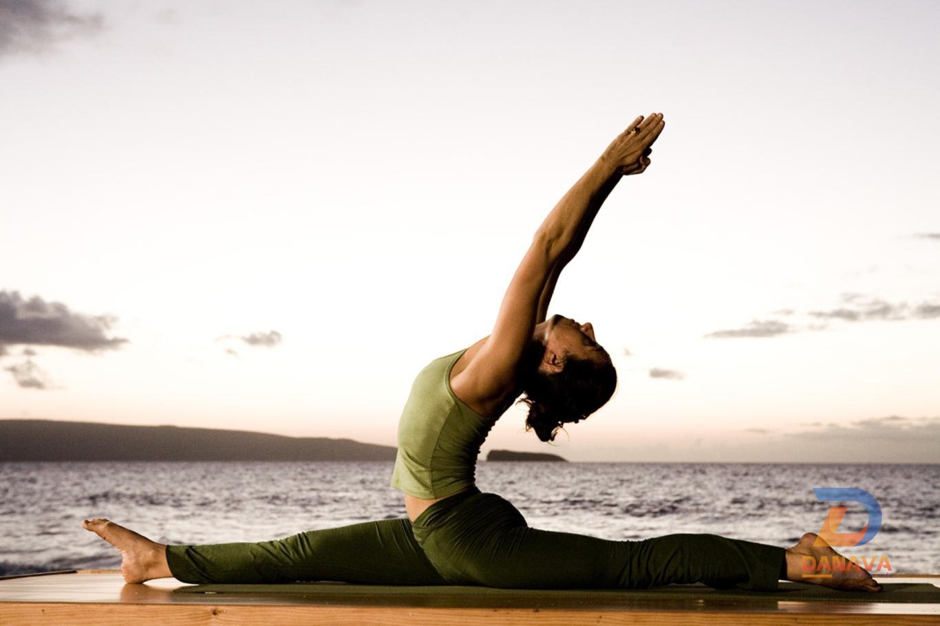 Người tập yoga trong tư thế nhẹ nhàng