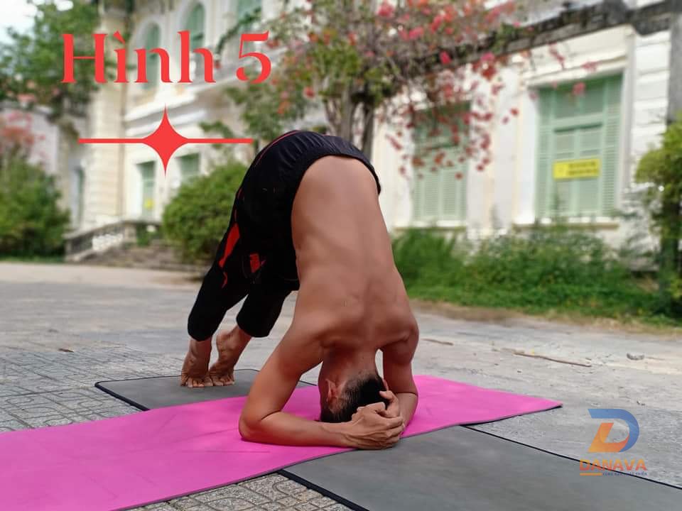 Thiền trong tư thế đứng bằng đầu