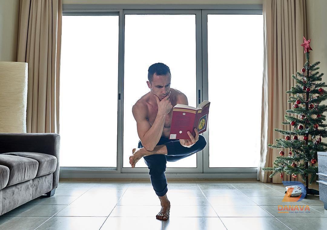 Đàn ông trải nghiệm tập yoga